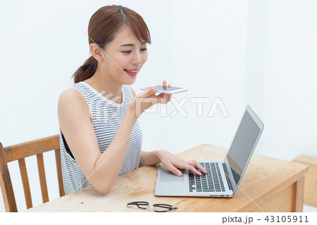 音声検索siriを使う若い女性 43105911