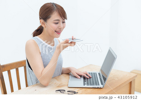 音声検索siriを使う若い女性 43105912