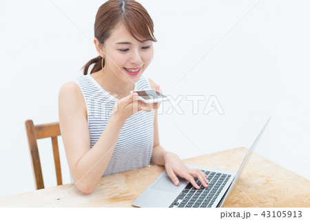 音声検索siriを使う若い女性 43105913