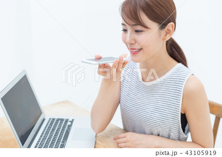 音声検索siriを使う若い女性 43105919