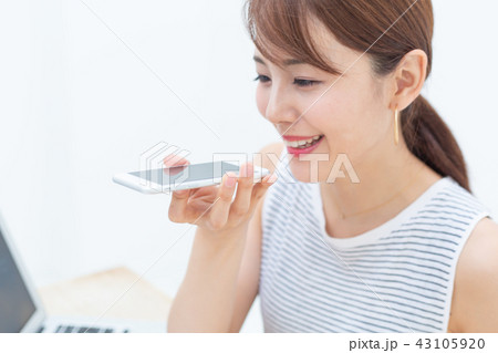 音声検索siriを使う若い女性 43105920
