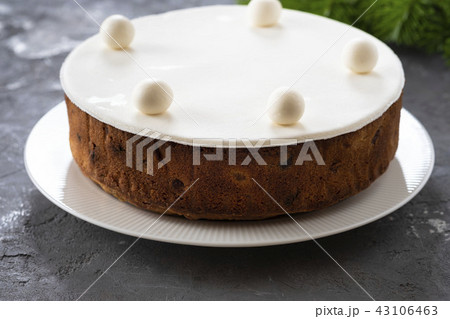 Christmas fruit cake, pudding on white plate. Copy space. 43106463