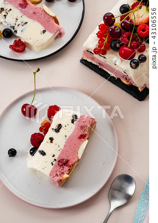 Vanilla and berries ice cream loaf cake, selective focus. Semifredo. 43106556