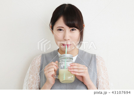ジュースを飲む女性 43107694