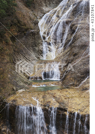 岩盤を滑る姥ヶ滝 43107841