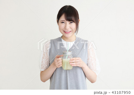 ジュースを飲む女性 43107950