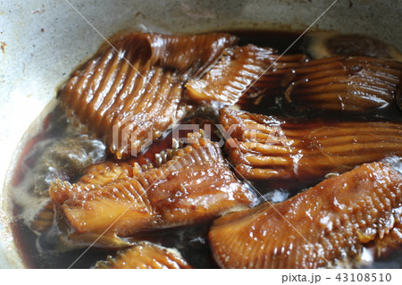 かすべの煮つけ 煮魚かすべ 調理シーンの写真素材