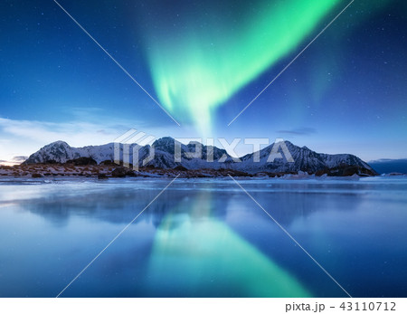 Aurora borealis on the Lofoten islands, Norway. 43110712