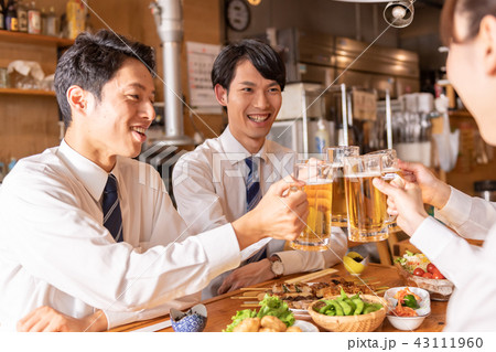 ビジネスウーマン 乾杯 居酒屋の写真素材