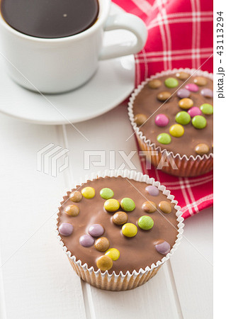Sweet cupcakes with candies. 43113294