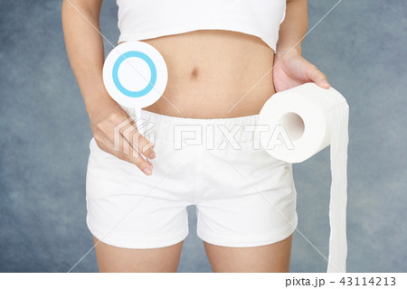 トイレットペーパーを持つ女性 トイレットペーパーを持つ女性 43114213