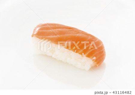 サーモンの握り寿司 43116482