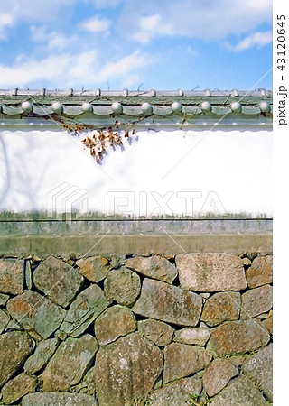 白壁と石垣の塀のイラスト素材