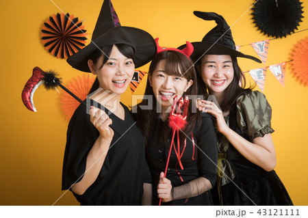 ハロウィン コスプレ パーティー 女子会 魔女 の写真素材