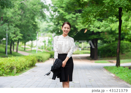 ビジネスウーマン 外出 女性 43121379