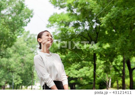 ビジネスウーマン 外出 女性 43121411