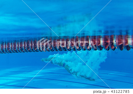 underwater picture of young swimmer exercising in swimming pool 43122785