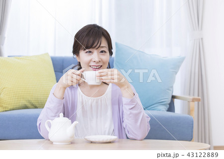 紅茶を飲む女性　インフルエンザ予防 43122889