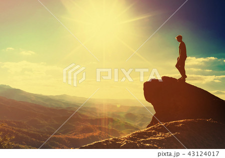 Man walking on the edge of a cliff 43124017
