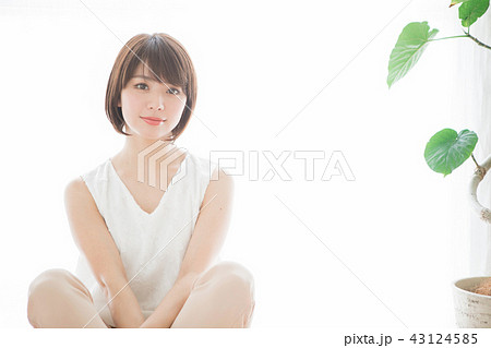 ショートヘアの女性（※婚活、結婚相談所等のサイトやアプリなどでのご利用はお控えください） 43124585