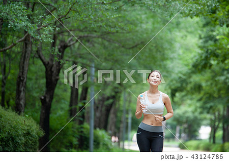 ランニング 走り 走る 43124786
