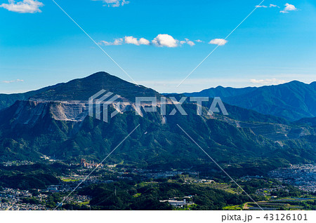 武甲山と飯盛山と秩父盆地 美の山山頂から夏の眺望 2018.08 望遠 武甲山と飯盛山と秩父盆地 美の山山頂から夏の眺望 2018.08 望遠 43126101