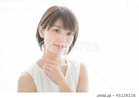 ショートヘアの女性 婚活 結婚相談所等のサイトやアプリなどでのご利用はお控えください の写真素材