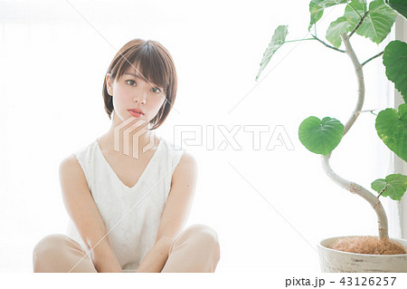 女性のヘアスタイルイメージ　 43126257