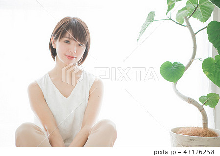 ショートヘアの女性 婚活 結婚相談所等のサイトやアプリなどでのご利用はお控えください の写真素材