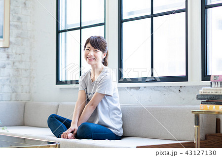 若い女性 43127130