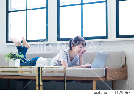 若い女性(パソコン) 若い女性(パソコン) 43129063