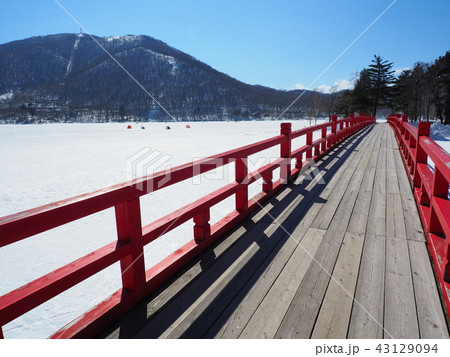 冬に凍結した赤城山の地蔵岳と大沼と神橋 43129094