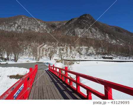 冬に凍結した赤城山の駒ヶ岳と大沼と神橋 43129095