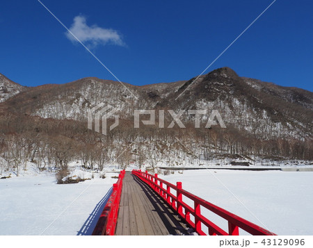 冬に凍結した赤城山の駒ヶ岳と大沼と神橋 43129096