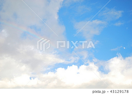 虹と白い月 43129178