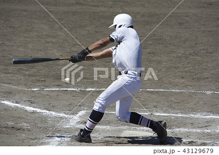 高校野球 バッター 空振りの写真素材