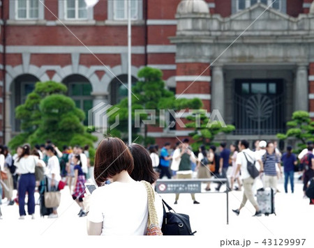 東京丸の内駅舎の前で待ち合わせをする女性 43129997