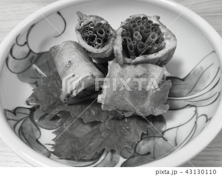 家庭的で素朴な自家製のレトロ感のある「ネギの豚バラ肉巻き」 43130110