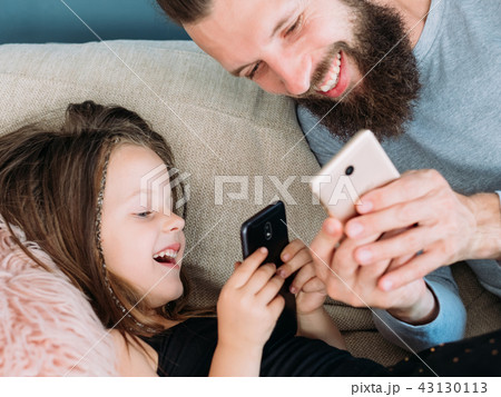 happy family leisure dad kid laugh together phone happy family leisure dad kid laugh together phone 43130113