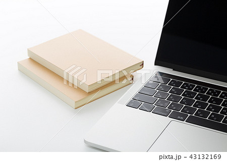 パソコンと本 43132169