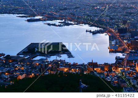 夏の日の出前の函館港の夜景を函館山から撮影 夏の日の出前の函館港の夜景を函館山から撮影 43135422