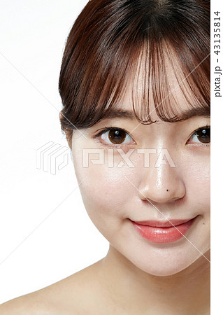 韓国人 ビューティー 顔の写真素材