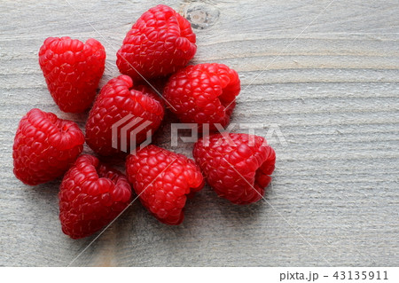 Raspberries on white table, top view 43135911