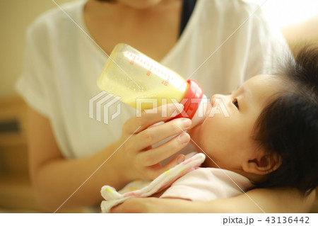 ミルクを飲む赤ちゃん ミルクを飲む赤ちゃん 43136442