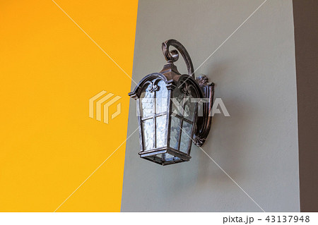 Lamp pole with orange walls 43137948