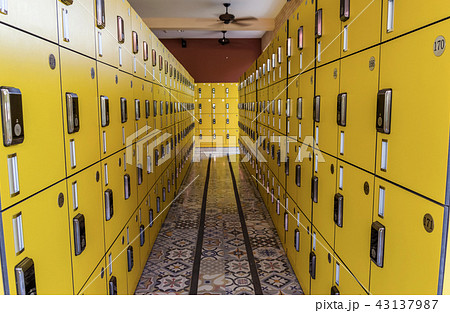 yellow Locker arrangement to row 43137987