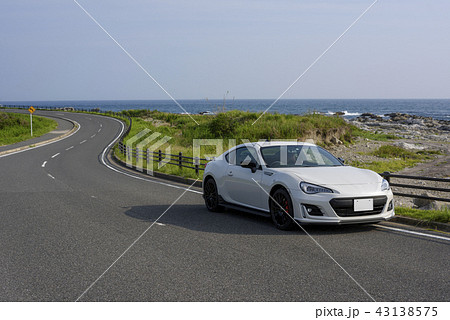 スポーツカーで、海へドライブ 43138575