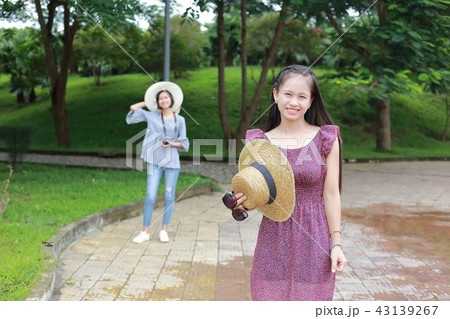 ベトナム旅行中の女性2人 43139267