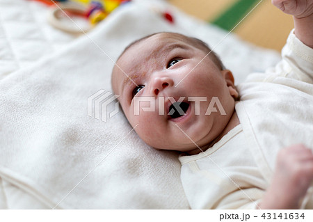 笑顔の新生児 笑顔の新生児 43141634
