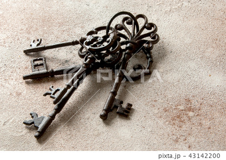 Bunch of old cast-iron keys 43142200